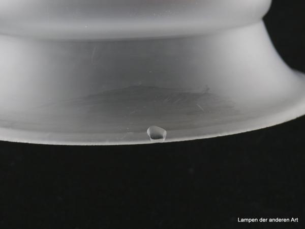 3-er Set Jugendstil Lampenschirme gebraucht, Glas satiniert grau, mittig eingeschnürte Glockenform, Schirm 3 - Kratzer, Detail Chip am Rand