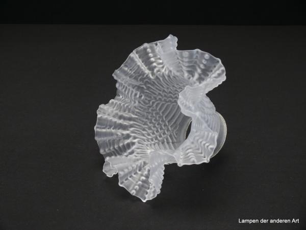 Jugendstil Lampenschirm gebraucht, antik, Glas grau satiniert, nach außen gezogener gefalteter Rand, reliefierte, als Halbkreise ineinander übergehend angeordnete Motive an der zylindrischen oberen Wandung, Nostalgie Ersatzglas für alte Lampen, seitlich