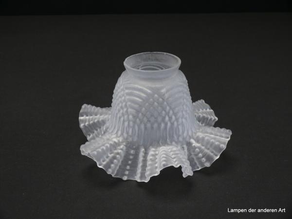 Jugendstil Lampenschirm gebraucht, antik, Glas grau satiniert, nach außen gezogener gefalteter Rand, reliefierte, als Halbkreise ineinander übergehend angeordnete Motive an der zylindrischen oberen Wandung, Nostalgie Ersatzglas für alte Lampen