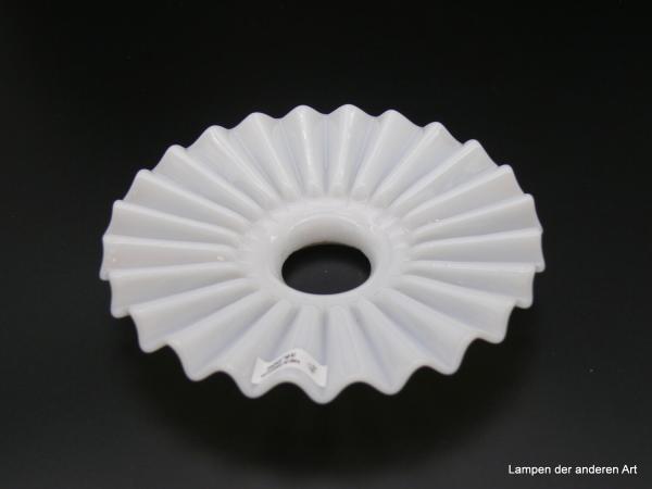 Jugendstil Lampenschirm, flacher Faltenschirm, gebraucht, opal weiß, D: 18cm H: 4cm, Griff-Rand 6cm von unten