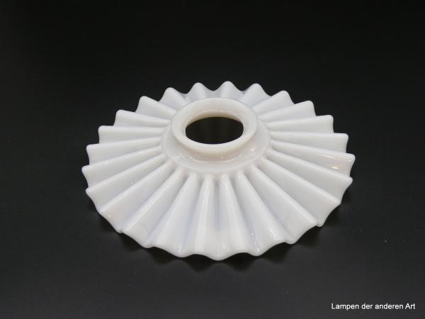 Jugendstil Lampenschirm, flacher Faltenschirm, gebraucht, opal weiß, D: 18cm H: 4cm, Griff-Rand 6cm