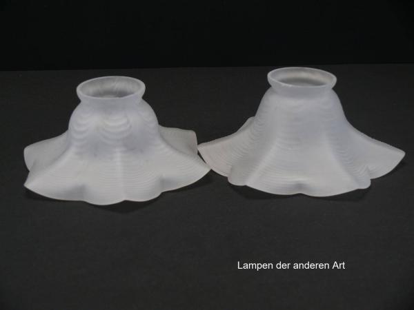 2-er Set antike Jugendstil Ersatzgläser, satinierter Grund, strukturierte Oberfläche, spitz zulaufende Blütenblätter, Kelch weit geöffnet, Glashalter 6cm