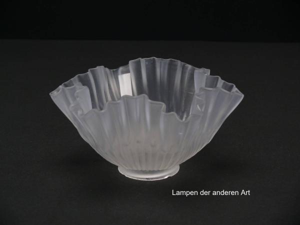 Jugendstil Lampenschirm gebraucht, Glas satiniert, schüsselförmig aufgezogene Wandung, gefältet, Nostalgie Ersatzglas, D: ca.18cm, H: ca.9cm, Glashalter Griffrand Ø 6cm, von unten