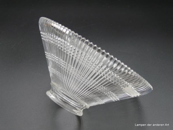 Ersatz Lampenschirm gebraucht, Art Deco Pressglas klar, gerillte Oberfläche mit horizontalen Musterbändern, gezackter Rand, D: 18cm, H: 8cm, Griffrand 6cm liegend