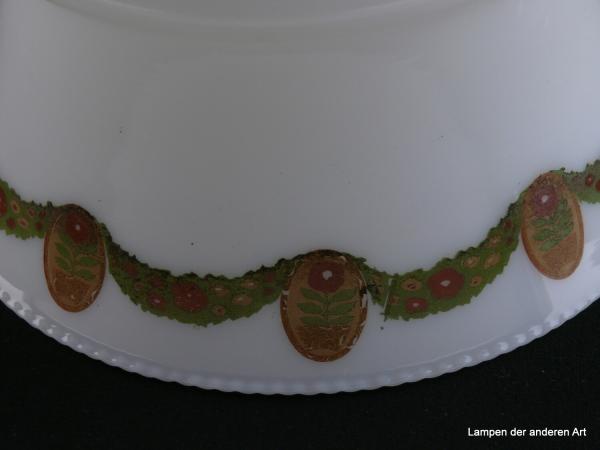 Jugendstil Lampenschirm gebraucht, Glas opal weiß, unterhalb der Schulter eingeschnürt, kegelförmig ausgestellte Wandung, genoppter Rand, dekoriert mit umlaufender Girlande und angehängten Medaillons, Glashalter 6cm, Detail Dekor