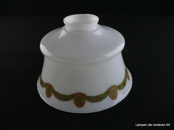 Jugendstil Lampenschirm gebraucht, Glas opal weiß, unterhalb der Schulter eingeschnürt, kegelförmig ausgestellte Wandung, genoppter Rand, dekoriert mit umlaufender Girlande und angehängten Medaillons, Glashalter 6cm