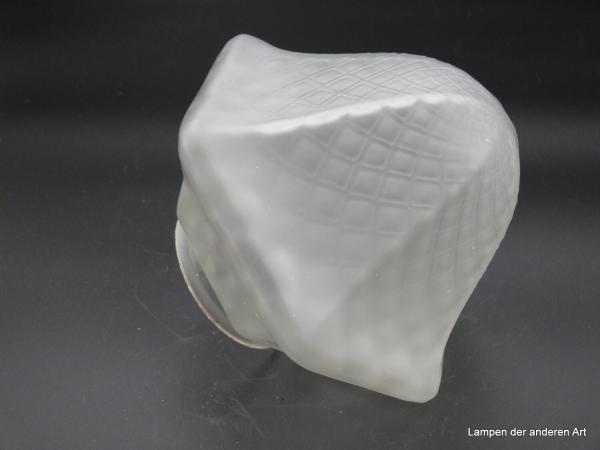 Jugendstil Lampenschirm gebraucht, Glas satiniert grau, von der Schirmspitze aus größer werdende Rauten im Relief, Kegelform,  sechsfach gekantete Wandung, Ersatzschirm D: 19cm, H: 15cm, Griffrand 8cm, liegend