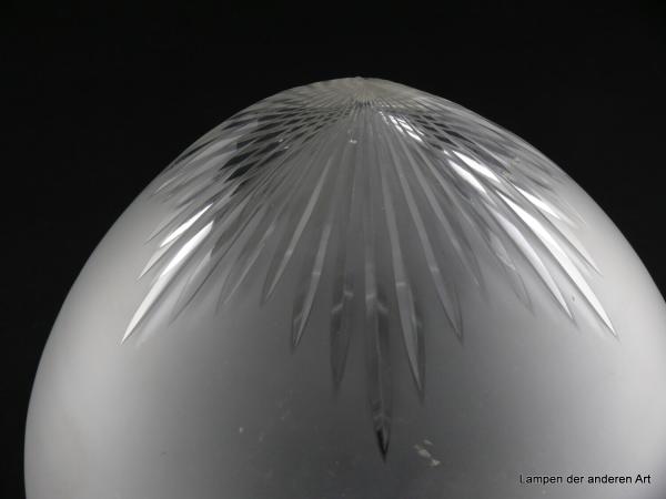 Jugendstil Lampenschirm gebraucht, Glas grau satiniert, spitz zulaufendes zapfenförmiges Kuppelglas, , D: ca.19cm, H: ca.17cm, Glashalter 12,5cm, Detail mittig positionierte abgehende geschliffene Strahlen in unterschiedlichen Längen, leichte Kratzer