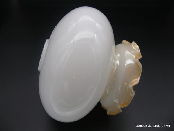 Jugendstil Lampenschirm gebraucht, Glas weiß opal, glatte Wandung, bauchige Form, eingeschnürter Rand mit gelblichem Farbverlauf an den gekniffenen Stellen, Ersatzglas D: 19cm, H: 14cm, ohne Griffrand,  Loch 45mm liegend