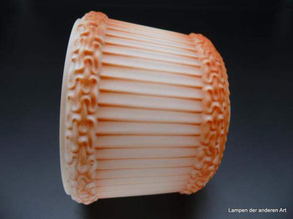Art Deco Lampenschirm gebraucht, Glas, weiß, erhabene Reliefstellen am oberen und unteren Rand sind matt orange gefärbt, D: 19cm H: 15cm, Griffrand 6cm liegend