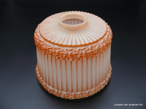 Art Deco Lampenschirm gebraucht, Glas, weiß, erhabene Reliefstellen am oberen und unteren Rand sind matt orange gefärbt, D: 19cm H: 15cm, Griffrand 6cm