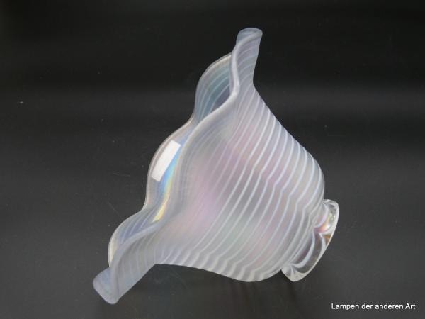 Jugendstil Lampenschirm gebraucht, Lüsterglas irisierend, weiße Ringlinien umfangen die weite Blütenkelchform, Nostalgieglas D: 20cm, H: 12cm, Griffrand 6cm, liegend