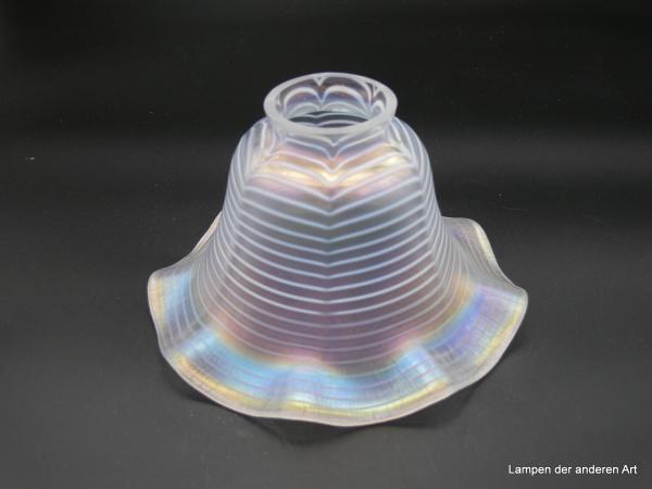 Jugendstil Lampenschirm gebraucht, Lüsterglas irisierend, weiße Ringlinien umfangen die weite Blütenkelchform, Nostalgieglas D: 20cm, H: 12cm, Griffrand 6cm