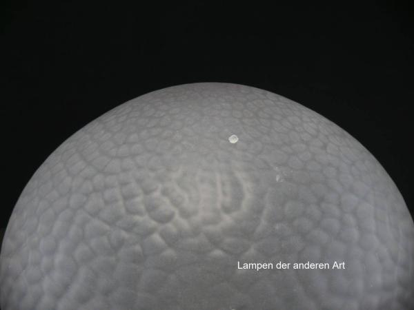 Jugendstil Lampenschirm gebraucht, geschlossenes Glas, kugelförmig, grau satiniert und leicht reliefierte Oberfläche, Nostalgie Ersatzglas D: ca.20cm, H: ca.15cm, Glashalter 16cm, Detail Glasfehler