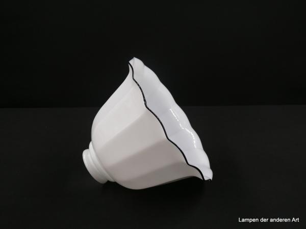 Jugendstil Lampenschirm gebraucht, Glaskörper Form einer Glocke opal weiß, leicht ausgestellter mit schwarzem Glasfaden abgesetzter Rand, mehrfach gekniffene Wandung, Ersatzschirm D: 20cm H: 16cm, Griffrand 6cm liegend