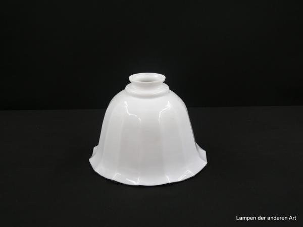 Jugendstil Lampenschirm gebraucht, Glaskörper Form einer Glocke opal weiß, leicht ausgestellter mit schwarzem Glasfaden abgesetzter Rand, mehrfach gekniffene Wandung, Ersatzschirm D: 20cm H: 16cm, Griffrand 6cm