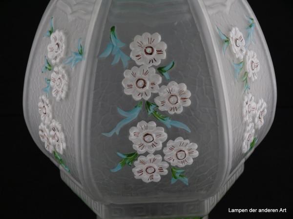 Jugendstil Lampenschirm gebraucht, Glas grau satiniert, Zapfenform, Blütendekor weiß und Blattwerk auf leicht reliefiertem Grund, blau-grüner Farbakzent am oberen und unteren Rand, D: ca.20cm, H: ca.28cm, Glashalterand Griffrand 10cm, Detail Dekor