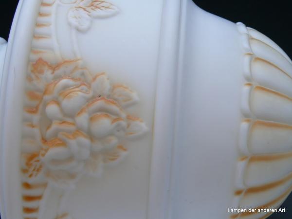 Jugendstil Lampenschirm gebraucht opal weiß mit Blumenrelief, teilweise gelb-orange bemalt, Griffrand 8cm D: 20cm H: 22cm Detail Blumenrelief