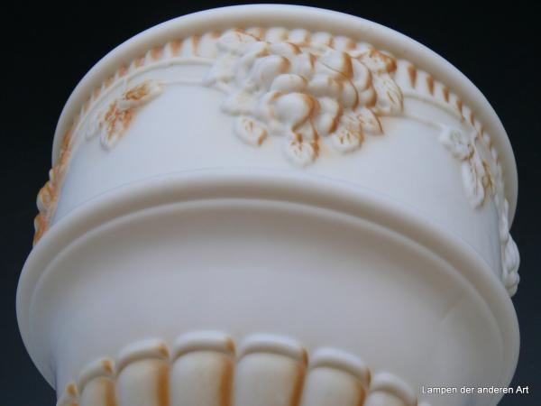 Jugendstil Lampenschirm gebraucht opal weiß mit Blumenrelief, teilweise gelb-orange bemalt, Griffrand 8cm D: 20cm H: 22cm Detail Bemalung