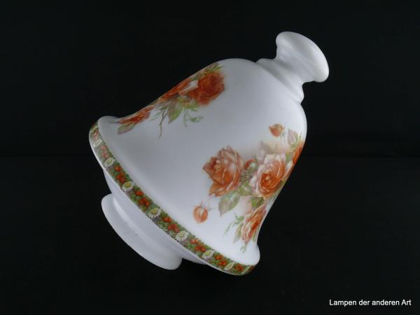 Jugendstil Lampenschirm gebraucht, breite Schulter von umlaufender Bordüre aus Blumen und Früchten umschlossen, opal weißer Untergrund mit dreifachem Rapport eines Rosenstrauches auf dem eingezogenen Teil des Ersatzglases, knaufartiger Abschluss, liegend