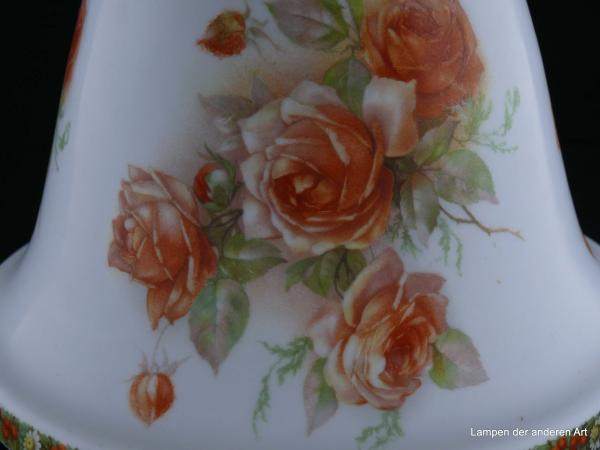 Jugendstil Lampenschirm gebraucht, breite Schulter von umlaufender Bordüre aus Blumen und Früchten umschlossen, opal weißer Untergrund mit dreifachem Rapport eines Rosenstrauches auf dem eingezogenen Teil des Ersatzglases, Detail Rosenstrauch