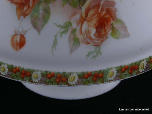 Jugendstil Lampenschirm gebraucht, breite Schulter von umlaufender Bordüre aus Blumen und Früchten umschlossen, opal weißer Untergrund mit dreifachem Rapport eines Rosenstrauches auf dem eingezogenen Teil des Ersatzglases, Detail Bordüre