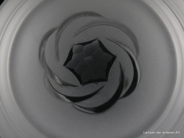 Jugendstil Lampenschirm gebraucht, grau satiniertes halbkugelförmiges Glas, Final wird der Blick auf die in einem Sechseck stilisierte Blüte, eingerahmt von geschliffenen Halbkreisen, gelenkt. Ersatzschirm D: 21cm, H: 14cm, Glashalter Griffrand 10cm