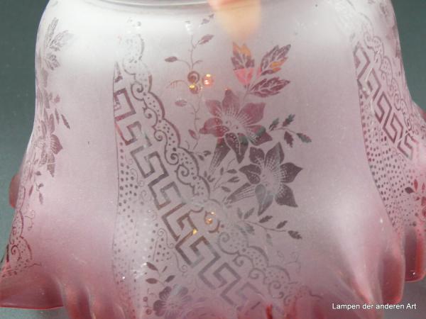 Jugenstil Lampenschirm gebraucht, geätztes Dekor, Farbverlauf von satiniert zu rosa/rot am Rand, H: 21cm, D: 19cm, Griff-Rand: 12cm Detail