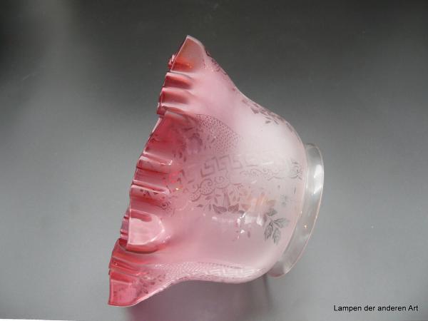 Jugenstil Lampenschirm gebraucht, geätztes Dekor, Farbverlauf von satiniert zu rosa/rot am Rand, H: 21cm, D: 19cm, Griff-Rand: 12cm liegend