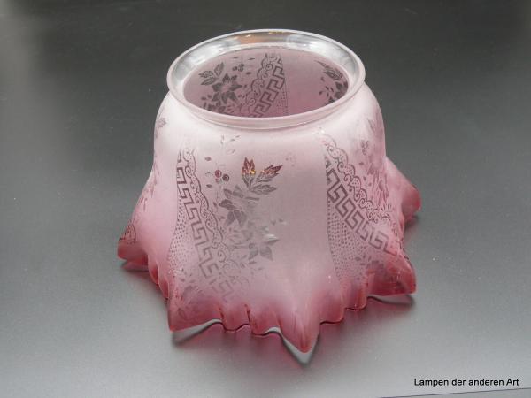 Messing patiniert, Schirm mit geätztem Dekor, Farbverlauf von satiniert zu rosa/rot , restauriert, neu verkabelt mit Textilkabel, Fassung E27 original, Detail Schirm