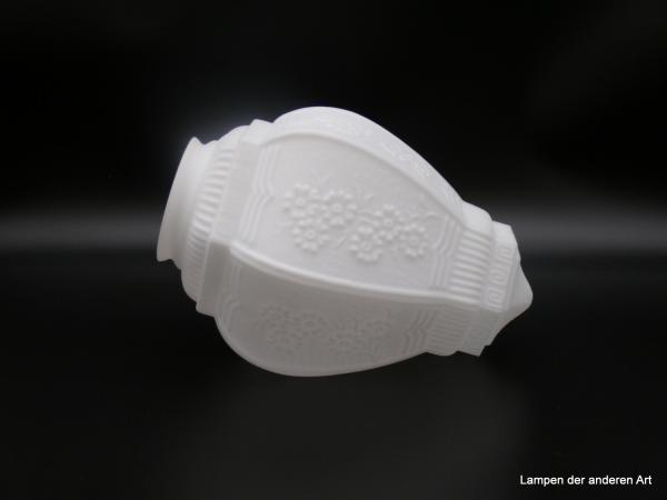 Jugendstil Lampenschirm gebraucht, Glaskörper opal weiß, matte Oberfläche mit Dekor-Relief, geometrische und florale Ornamente umfangen den gesamten Nostalgieschirm D: 21cm, H: 28cm, Griffrand 10cm liegend