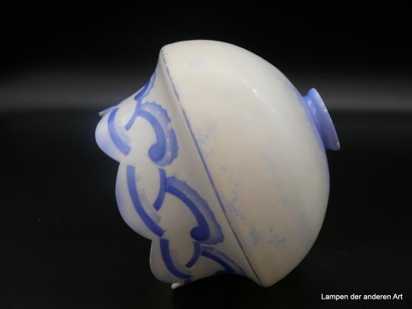 Art Deco Lampenschirm gebraucht, Glas opal weiß Spritzdekor, blauer Kragen, Körper geteilt in halbkugelförmigen Teil, blau gepudert, und zylindrischen Teil mit blauen Bogenlinien, D: 21cm, H: 18cm, Griffrand 8cm liegend