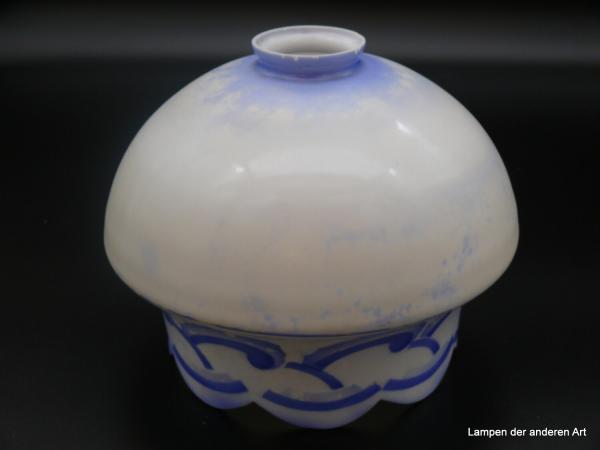 Art Deco Lampenschirm gebraucht, Glas opal weiß Spritzdekor, blauer Kragen, Körper geteilt in halbkugelförmigen Teil, blau gepudert, und zylindrischen Teil mit blauen Bogenlinien, D: 21cm, H: 18cm, Griffrand 8cm