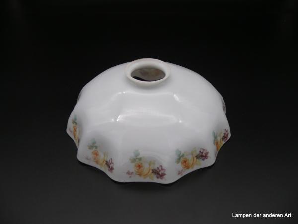 Jugendstil Lampenschirm gebraucht, Glas opal weiß mit Rosendekor in zarten Pastellfarben auf dem leicht ausgestellten gekniffenen Rand, Ersatzglas D: 22cm H: 9cm Griffrand 6cm