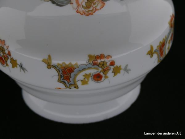Jugendstil Lampenschirm gebraucht, Glas opal weiß, Balusterform, Dekor Blumen und Blattwerk, Nostalgie Ersatzglas, D: ca. 12cm H: ca.17cm, Glashalter Griffrand 8cm, Detail Blumen Blattwerk