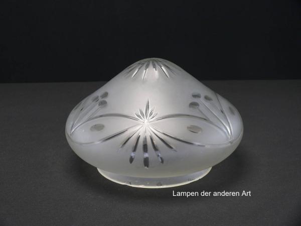 Jugendstil Lampenschirm gebraucht, antik, Glas grau satiniert, mit Schliffmotiven verzierte Oberfläche, Pilzkopfform mit erhöhtem Zentrum, Strahlenschliff mittig, umlaufend verschlungenes Schliffband, Griffrand 15cm