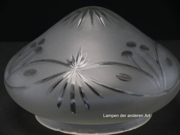 Jugendstil Lampenschirm gebraucht, antik, Glas grau satiniert, mit Schliffmotiven verzierte Oberfläche, Pilzkopfform mit erhöhtem Zentrum, Strahlenschliff mittig, umlaufend verschlungenes Schliffband, Griffrand 15cm, Detail Schliffmotive