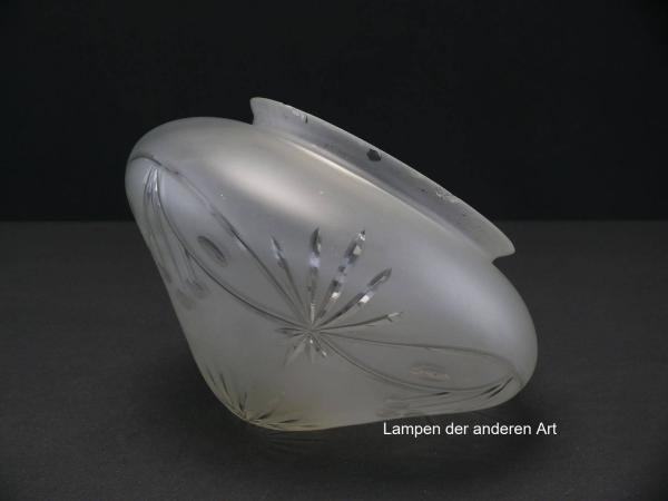 Jugendstil Lampenschirm gebraucht, antik, Glas grau satiniert, mit Schliffmotiven verzierte Oberfläche, Pilzkopfform mit erhöhtem Zentrum, Strahlenschliff mittig, umlaufend verschlungenes Schliffband, Griffrand 15cm, seitlich