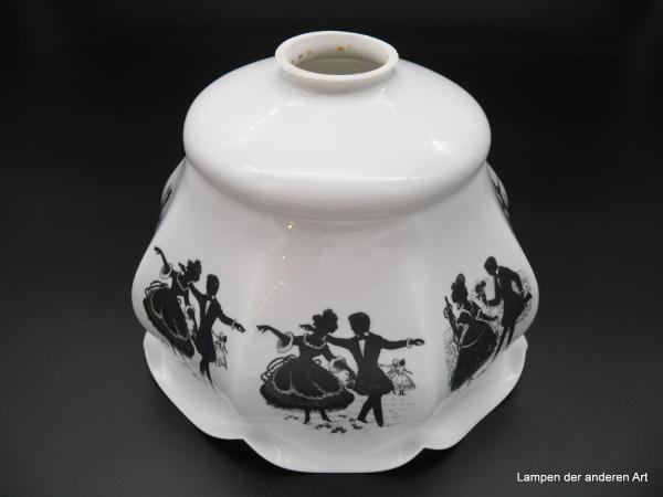 Jugendstil Lampenschirm gebraucht, Glas weiß opal mit schwarzem Dekor "Stelldichein", elegant gekleidetes Paar in drei verschiedenen Szenen beim Rendezvous, Nostalgieglas D: 22cm, H: 16cm, Griffrand 6cm