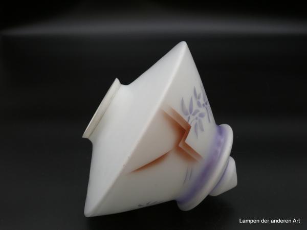 Art Deco Lampenschirm gebraucht, kegelförmiger Glaskörper opal weiß mit Spritzdekor in zart-violett und braun, Schirmspitze getreppt, zart-violette Absätze, Ersatzglas D: 22cm, H: 17cm, Griffrand 8cm, liegend