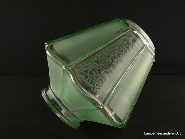 Art Deco Lampenschirm gebraucht, grünes Glas, facettiert angeordnete Glasflächen mit zwei wechselnden Oberflächen - durchgehend satiniert und Ätzdekor Eiskristalle, Ersatzschirm D: 22cm, H: 22cm, Glashalter Griffrand 10cm, liegend
