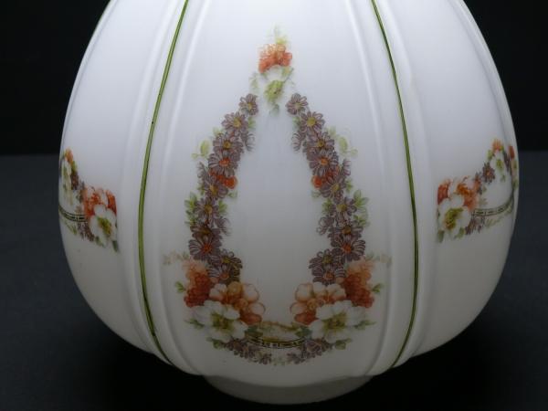 Jugendstil Lampenschirm gebraucht, Überfangglas weiß/farblos bauchiger Zapfen in sechs Felder unterteilt, umlaufend zweifach wechselndes Blumendekor, abschließender Dorn in Kugelform, D: 22cm, H: 28cm, Glashalter 10cm, Dekor