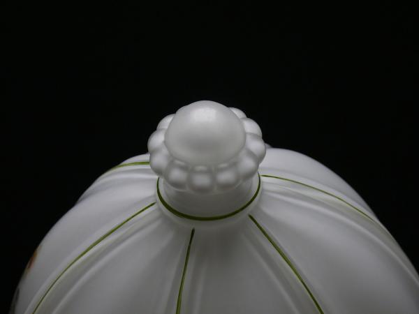 Jugendstil Lampenschirm gebraucht, Überfangglas weiß/farblos bauchiger Zapfen in sechs Felder unterteilt, umlaufend zweifach wechselndes Blumendekor, abschließender Dorn in Kugelform, D: 22cm, H: 28cm, Glashalter 10cm, Abschlussdorn