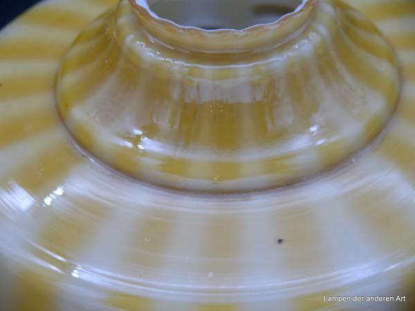 Jugendstil Lampenschirm gebraucht, Glas außen gelb/weiß gestreift, innen weiß, Ersatzglas D: 22cm, H: 10cm, Griffrand 6cm, Detail kleine Einschlüsse im Glas