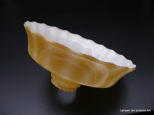Jugendstil Lampenschirm gebraucht, mundgeblasenes Überfangglas, außen gelb/weiß gestreift, innen weiß, Ersatzglas D: 22cm, H: 10cm, Griffrand 6cm liegend