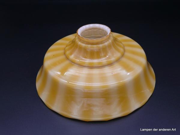 Jugendstil Lampenschirm gebraucht, mundgeblasenes Überfangglas, außen gelb/weiß gestreift, innen weiß, Ersatzglas D: 22cm, H: 10cm, Griffrand 6cm