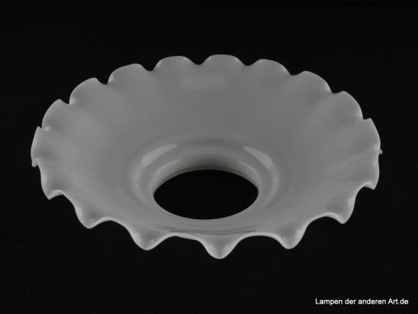 Jugendstil Lampenschirm gebraucht, opal weiße Wandung, schräge Schulter, regelmäßig eng gekniffener Rand, Nostalgie Ersatzschirm D: ca.22cm, H: ca.6,5cm, Glashalter Griffrand 8cm, von unten