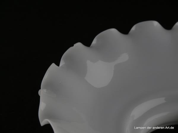 Jugendstil Lampenschirm gebraucht, opal weiße Wandung, schräge Schulter, regelmäßig eng gekniffener Rand, Nostalgie Ersatzschirm D: ca.22cm, H: ca.6,5cm, Glashalter Griffrand 8cm, Detail Chip am Rand