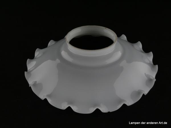 Jugendstil Lampenschirm gebraucht, opal weiße Wandung, schräge Schulter, regelmäßig eng gekniffener Rand, Nostalgie Ersatzschirm D: ca.22cm, H: ca.6,5cm, Glashalter Griffrand 8cm