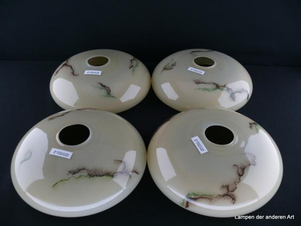 Art Deco Lampenschalen gebraucht, 4-er Set, Glas, hellgelber Grund, braun-grün Maserung, farblich zueinander passend aber verschieden marmoriert, glatte glänzende Oberfläche